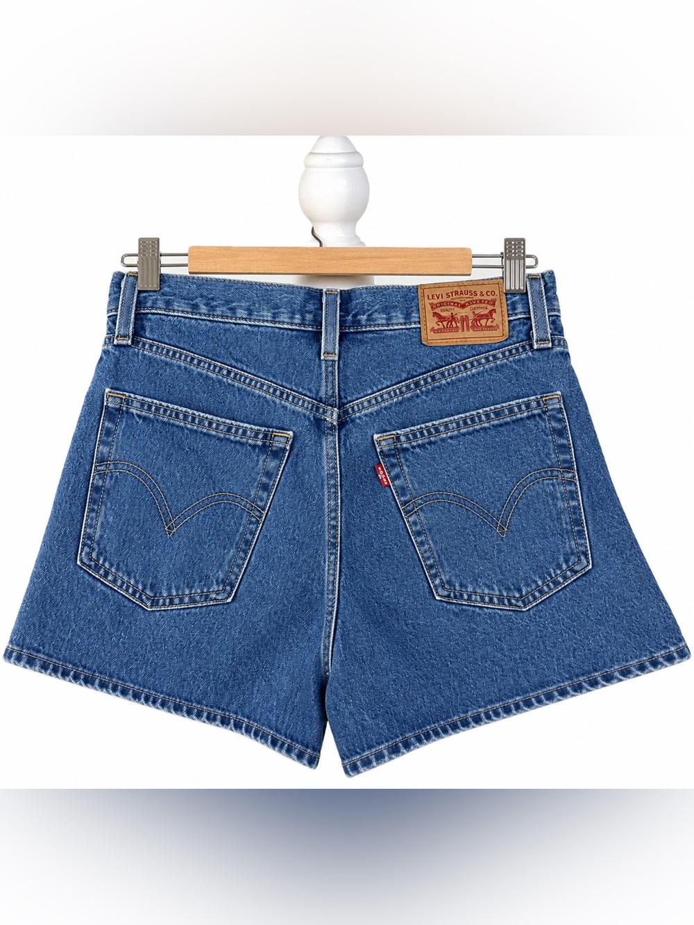 LEVI’S. High Waisted Mom Jean Denim Shirts, Medium Blue Wash, Women’s Size 27